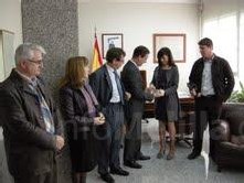 Elvira Molina Fernández recibiendo la placa de manos de Escobar