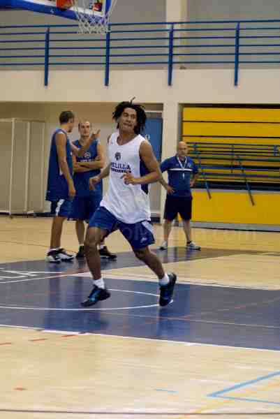 Suka-Umu en uno de los entrenamientos con Melilla Baloncesto