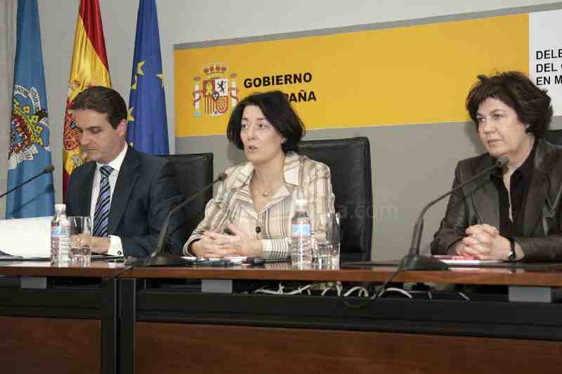 Escobar junto a Anna Terrón y Estrella Rodríguez