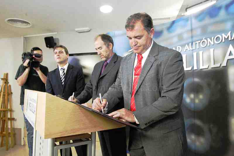 Momento de la firma del convenio