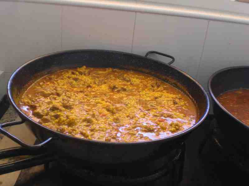 Una gran paella protagoniza la nueva edición del 'Guiso del Mes' en la Casa de Melilla en Almería