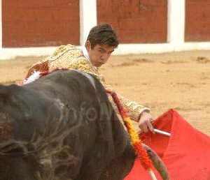 Tarde triunfal en la plaza de toros con salida a hombros de los tres espadas