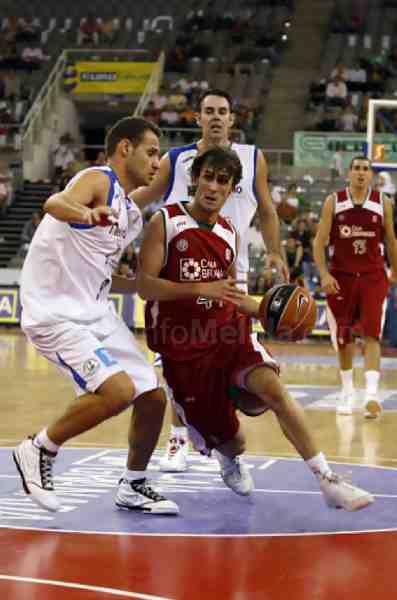 Jorge Fernández -balón en la mano- en un partido de ACB con el CB GRanada