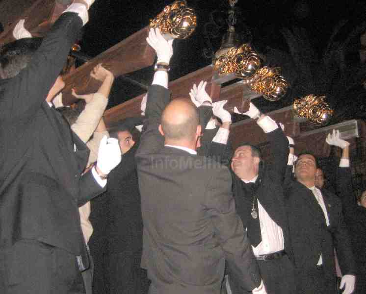 Más participación y solemnidad para acariciar al Nazareno y a María de los Dolores