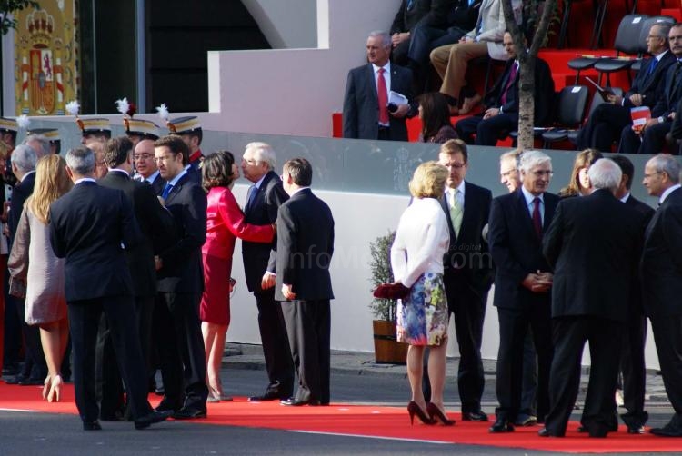Juan José Imbroda asiste al desfile de la Fiesta Nacional en representación de todo el pueblo de Melilla