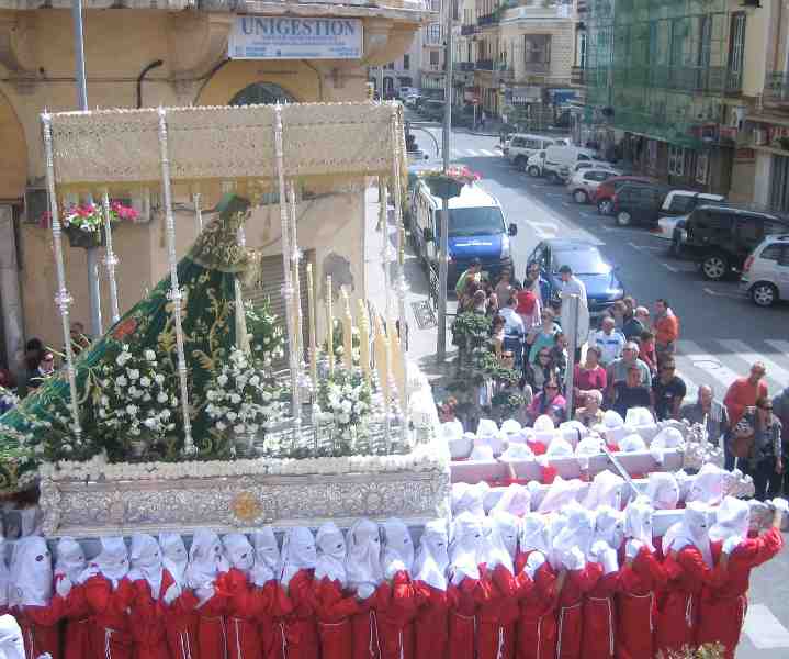 Generosos rayos de sol iluminan a una ciudad, Melilla, entregada a su Semana Santa en el Domingo de Ramos