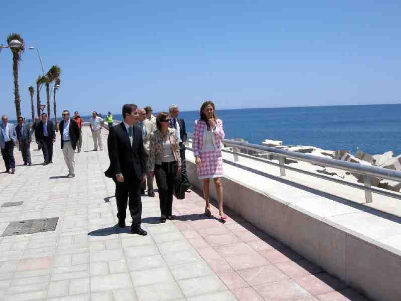 Gregorio Escobar y Elena Espinosa visitando el nuevo paseo marítimo