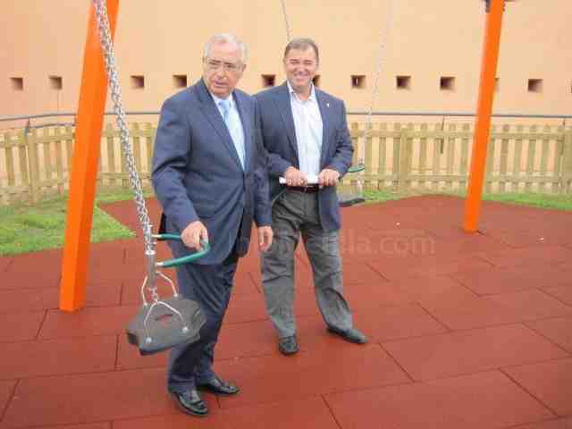 El Gobierno local invierte cerca de 70.000 euros en la instalación de un parque infantil en el Fuerte de Ocio de Rostrogordo