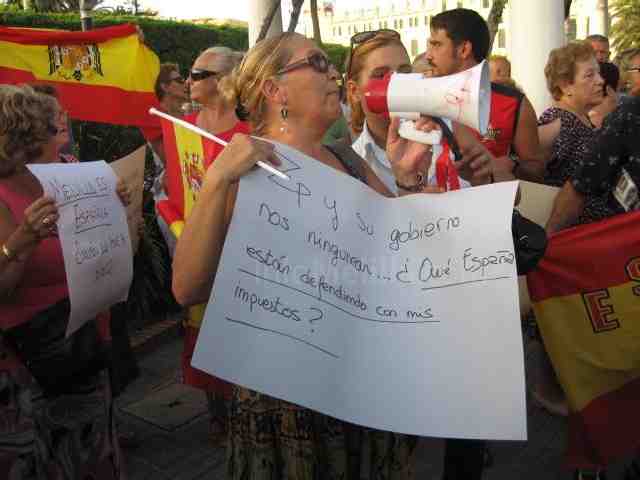 Cuatrocientos melillenses se concentran para protestar por el olvido del Gobierno central