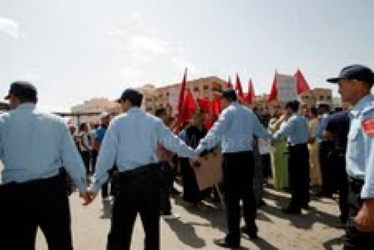 Activistas marroquíes trasladan el principal rezo de la semana a las inmediaciones de la frontera de Melilla