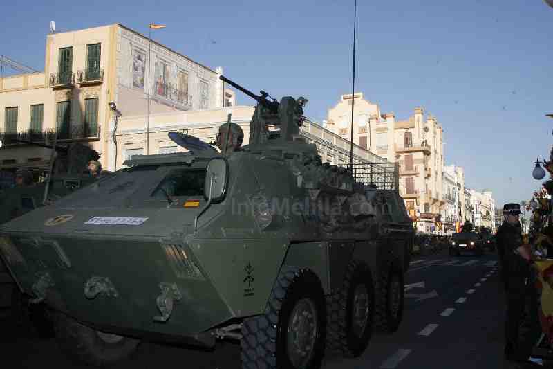 Caballos, carros de combate y 2.500 soldados participan en el desfile de las Fuerzas Armadas en Melilla