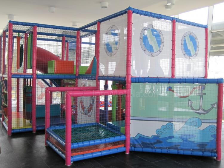 La Estación Marítima da un paso más en su idea de acercarse a los ciudadanos inaugurando un parque infantil