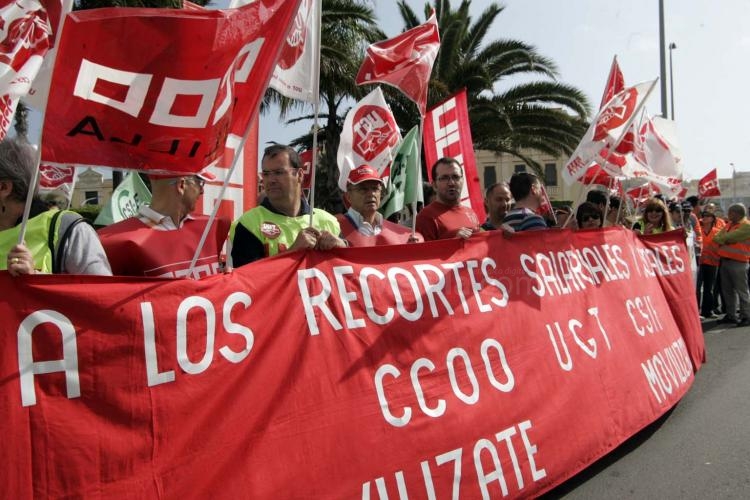 Los funcionarios critican al Gobierno por hacerles "culpables" de la crisis
