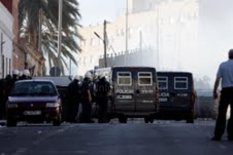 Un grupo de jóvenes levanta barricadas en Melilla en protesta por el desempleo