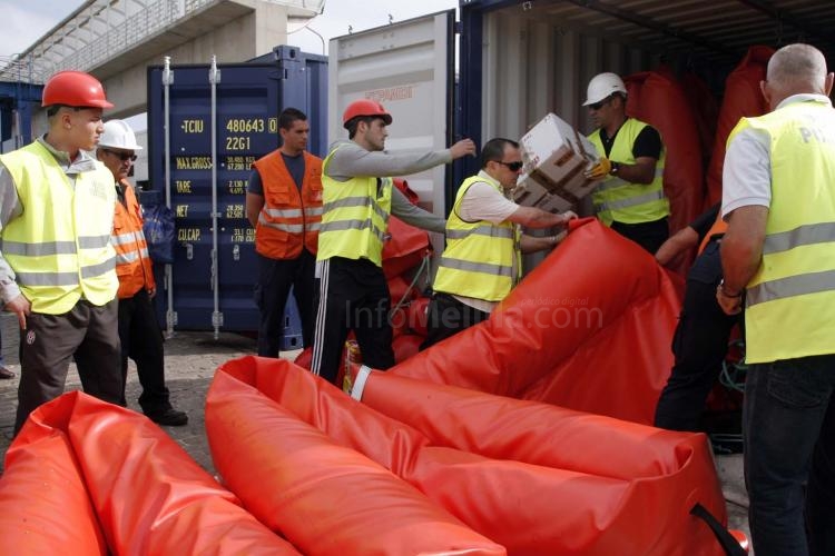El Puerto incorpora a su protocolo de seguridad una barrera de contención de vertidos marítimos en prevención de riesgos medioambientales