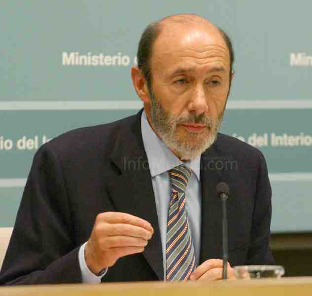 Rubalcaba afirma que la inmigración 'ha descendido' desde que gobierna Rodríguez Zapatero