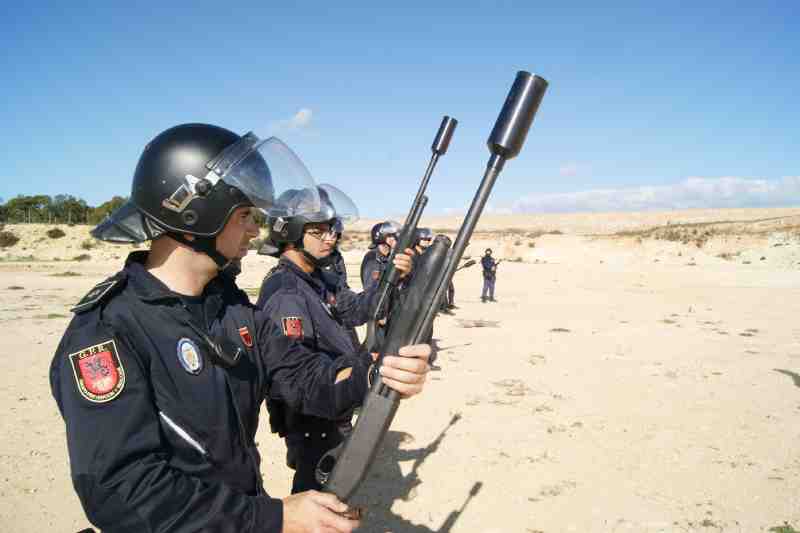 Los policías locales se especializan en actuación en altercados, desórdenes y grupos violentos