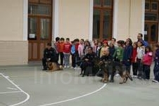 La Unidad Canina de la Policía Local lleva a cabo exhibiciones ante alumnos de La Salle durante este mes de noviembre