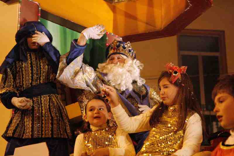 Los Reyes Magos inundan de ilusión las calles de Melilla en una cabalgata con la que ha dado comienzo la noche más mágica del año