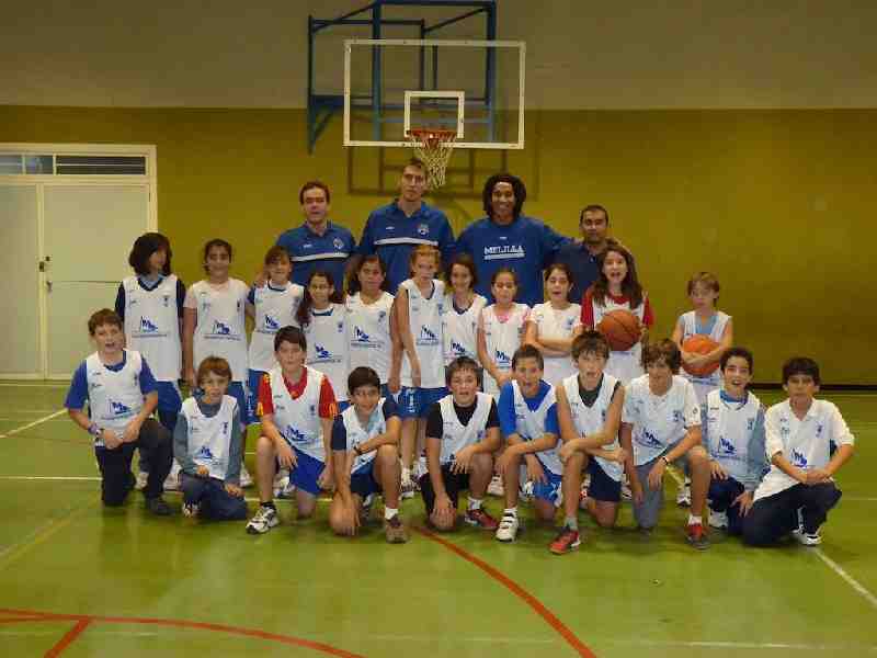 Jugadores de la plantilla de CB Melilla con los alumnos del CEIP "Anselmo Pardo"