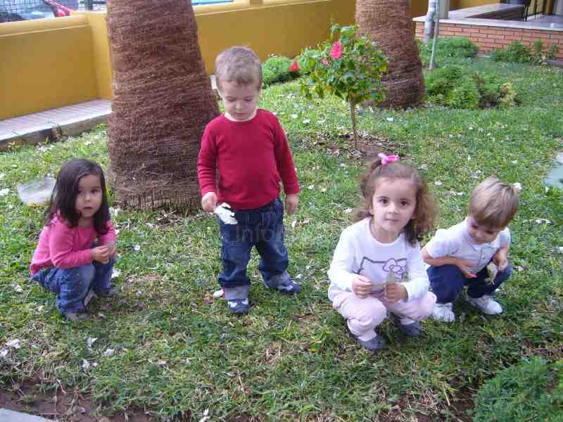 Niños de dos años se acercan a la naturaleza en los espacios del Colegio Enrique Soler