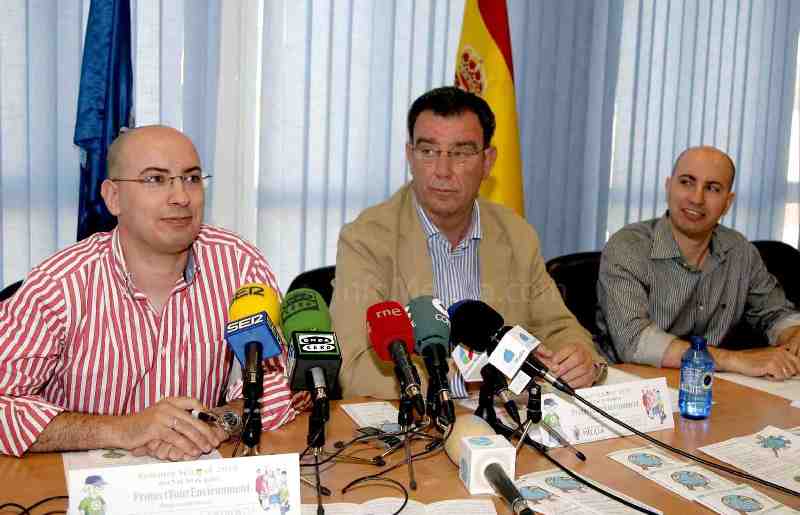 Antonio Miranda junto a los directores del Centrp D2