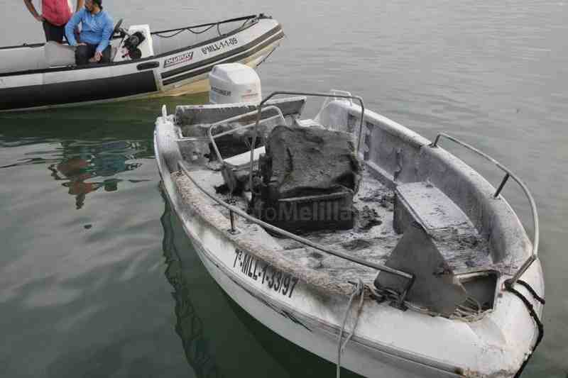 Un cortocircuito provoca el incendio de una lancha motora de la Federación Melillense de Vela
