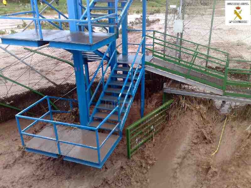 Una crecida del río de Oro provoca la caída de parte del vallado fronterizo en Melilla