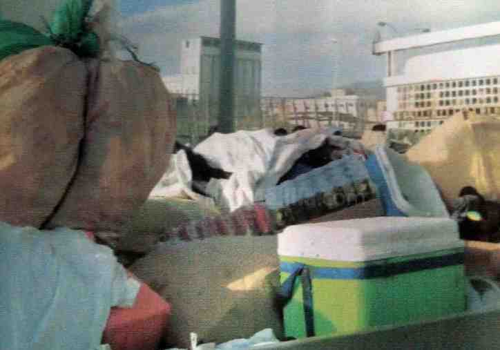 La Policía Local se incauta de cerca de 1.000 kilogramos de ropa y calzado que iban a ser vendidos en puestos ambulantes sin licencia