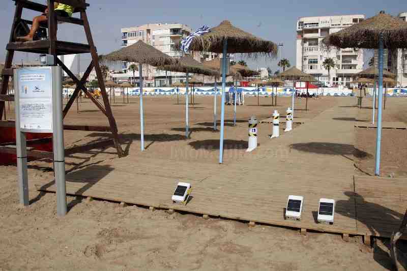 La Playa de San Lorenzo de Melilla se convierte en la cuarta de todo el país en disponer de un sistema de audio-baño para personas invidentes