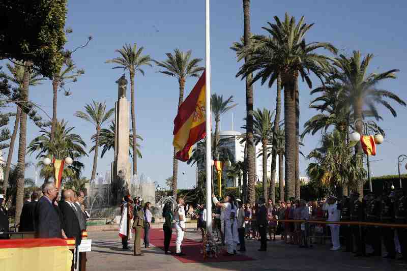 Caballos, carros de combate y 2.500 soldados participan en el desfile de las Fuerzas Armadas en Melilla