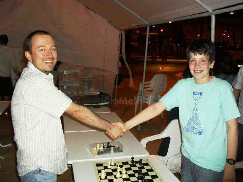 Saludando a uno de los chicos participantes