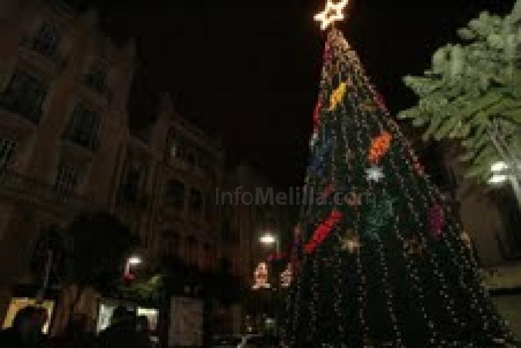 Melilla se viste de Navidad con un nuevo y más ahorrativo alumbrado