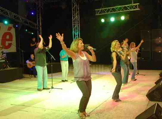 El escenario de la Caseta Oficial de la Feria de Melilla acoge esta noche la actuación del grupo sevillano 'Siempre Así'