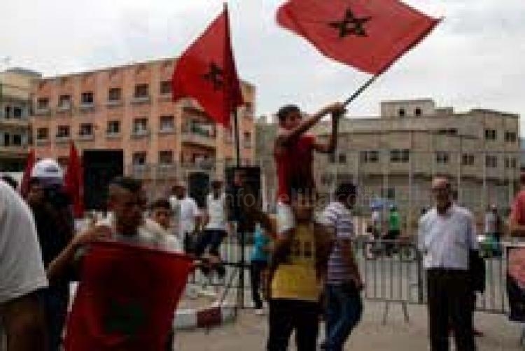 Un grupo de marroquíes protesta en la frontera de Melilla por la visita de Rajoy