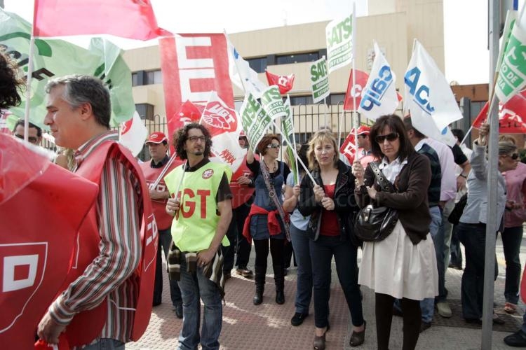 Los funcionarios critican al Gobierno por hacerles "culpables" de la crisis
