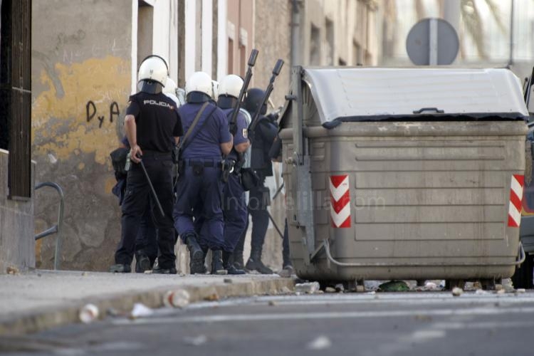 Un grupo de jóvenes levanta barricadas en Melilla en protesta por el desempleo