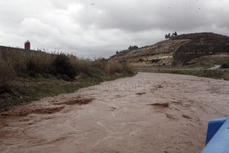 Una crecida del río de Oro provoca la caída de parte del vallado fronterizo en Melilla