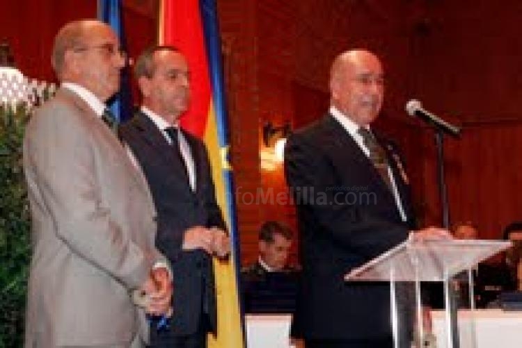 La Policía Local de Melilla distingue con su Medalla al ex jefe superior de la Policía Nacional y al presidente de la Audiencia Provincial