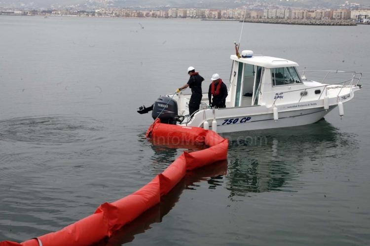 El Puerto incorpora a su protocolo de seguridad una barrera de contención de vertidos marítimos en prevención de riesgos medioambientales