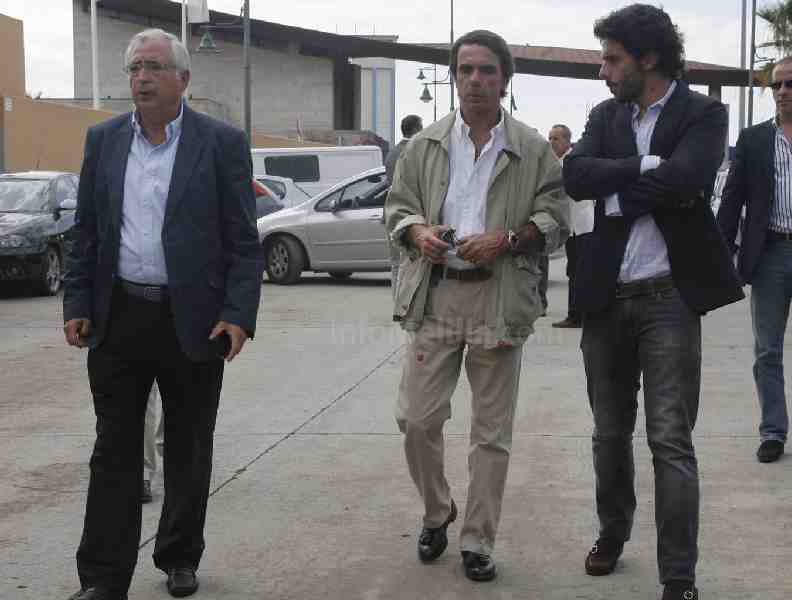 Aznar pide una política "seria" frente a la actual del "acoso y la dejadez"