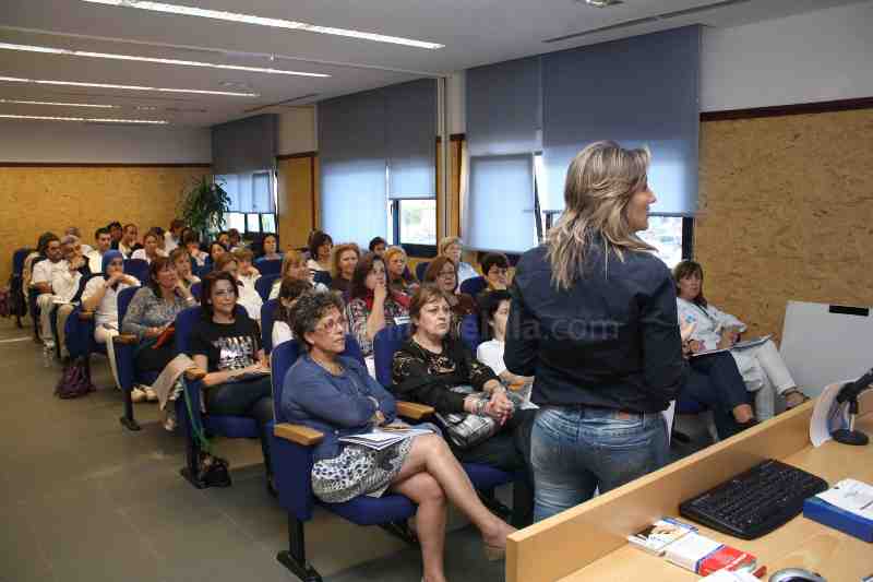Profesionales sanitarios participan en una sesión clínica sobre 'Actuación ante las heridas'