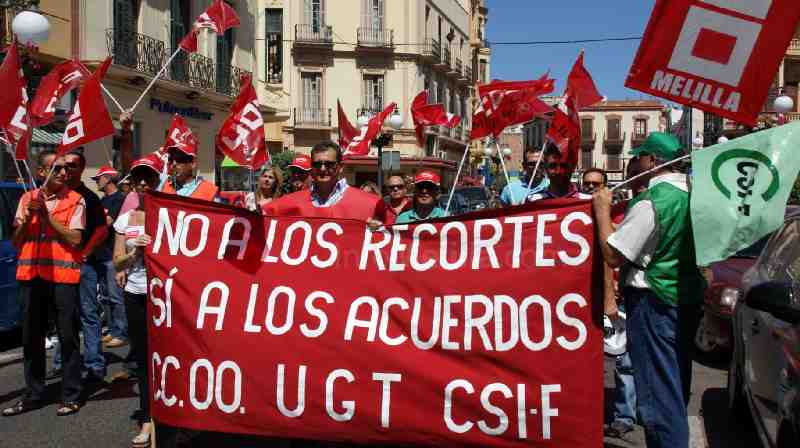 Alrededor de 250 personas participan en Melilla en la manifestación de protesta contra los recortes salariales a empleados públicos