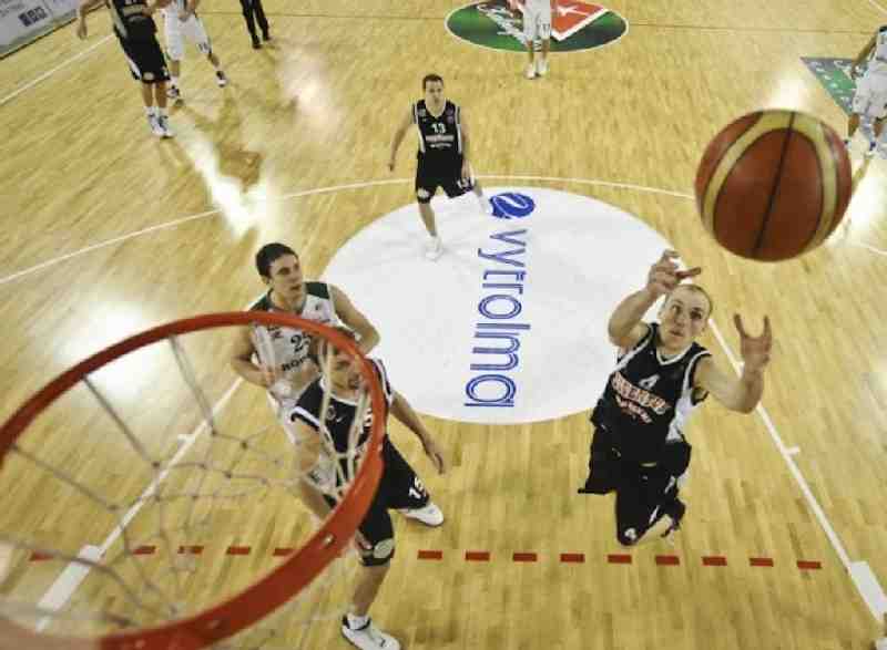 Pakamanis reboteando un balón