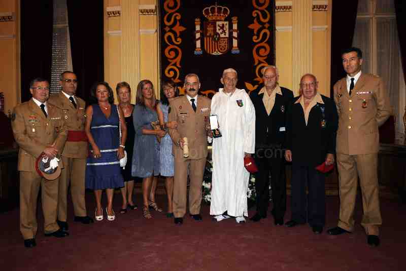 El Grupo de Regulares y el Regimiento de Artillería de Melilla reciben la Medalla de Oro, la más alta distinción de la Ciudad