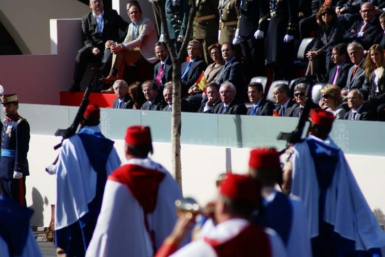 Juan José Imbroda asiste al desfile de la Fiesta Nacional en representación de todo el pueblo de Melilla