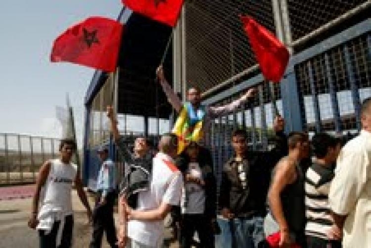 Activistas marroquíes trasladan el principal rezo de la semana a las inmediaciones de la frontera de Melilla
