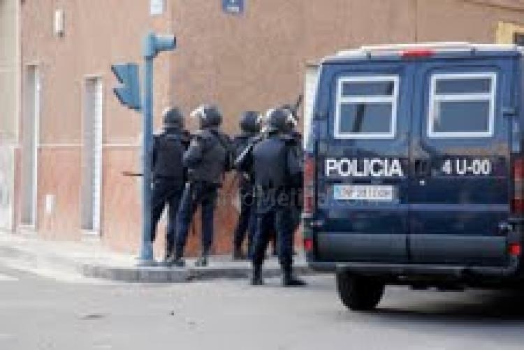 Un grupo de jóvenes levanta barricadas en Melilla en protesta por el desempleo