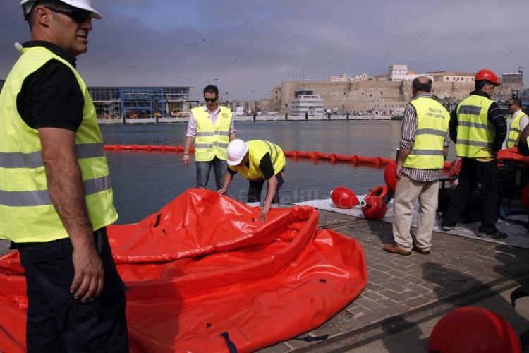 El Puerto incorpora a su protocolo de seguridad una barrera de contención de vertidos marítimos en prevención de riesgos medioambientales