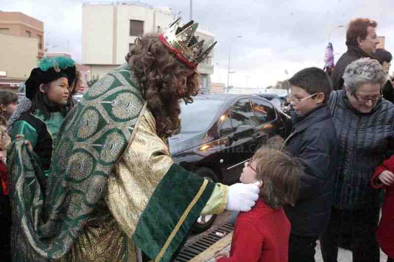 Los Reyes Magos inundan de ilusión las calles de Melilla en una cabalgata con la que ha dado comienzo la noche más mágica del año